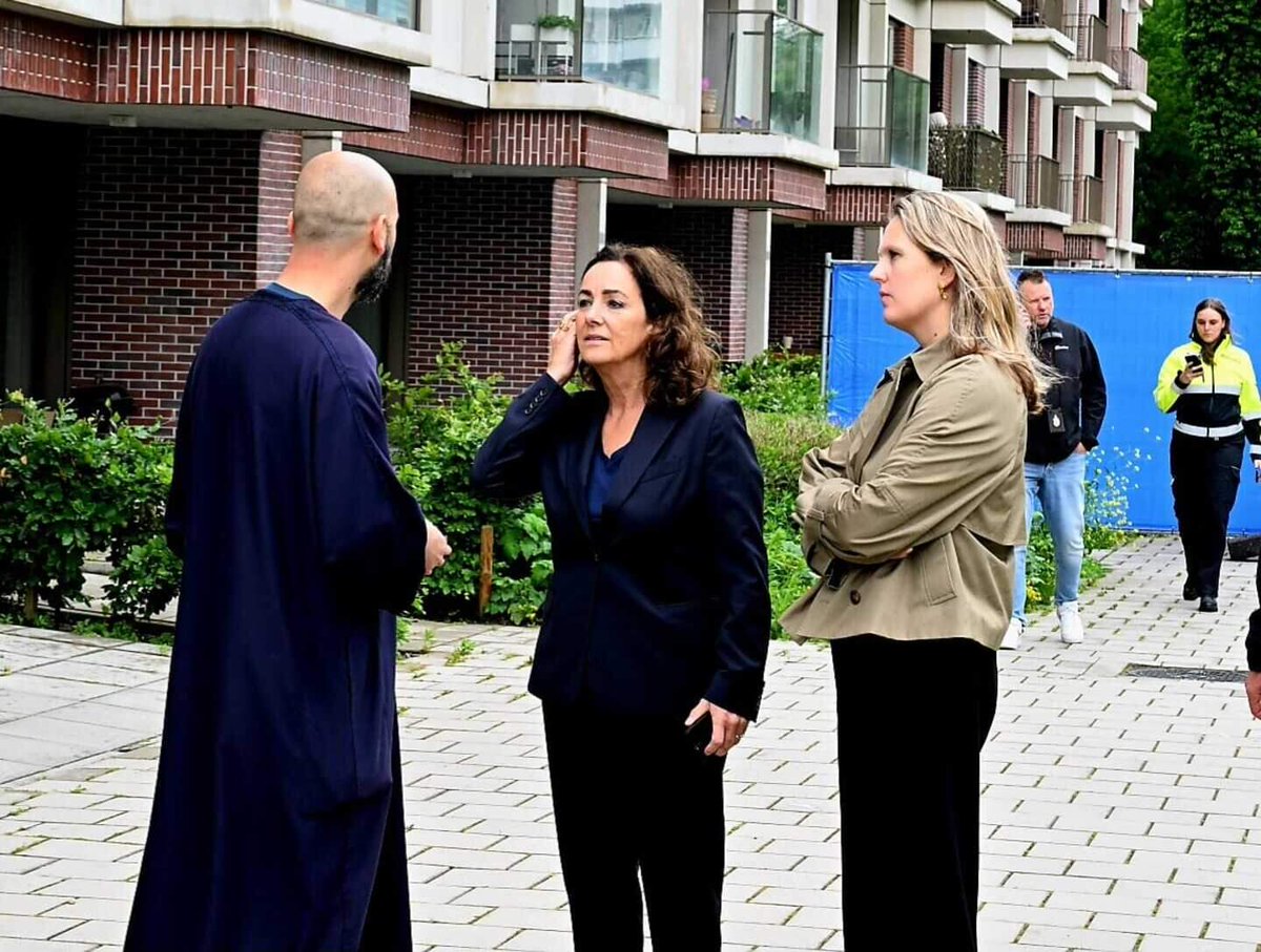 JStilleven's tweet photo. Halsema in gesprek met 'geschrokken' Marokkaanse bewoners na explosie in garagebox van plofkrakers. Bewoners die zeer waarschijnlijk stuk voor stuk wisten hoe en wat. #Osdorp https://t.co/jfZWnP7phR