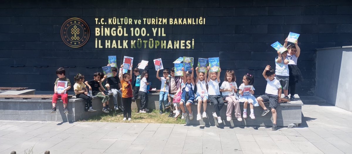 serkanakyazilk's tweet photo. Okulumuz Anasınıfı Öğrencilerinin İl Halk Kütüphanesini Ziyaret Etti.
@bingolmem 
@denizgili 
@cebba99747 
@ResmiyeErtugrul https://t.co/S9vYg2MnIE