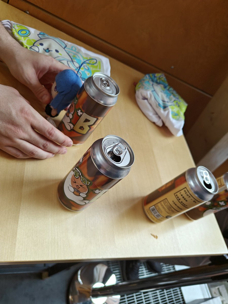 KahjoFin's tweet photo. Desucon olut ft. @Sakari095 @Nutzor @Kiroxler https://t.co/AdRYdSJ5rF
