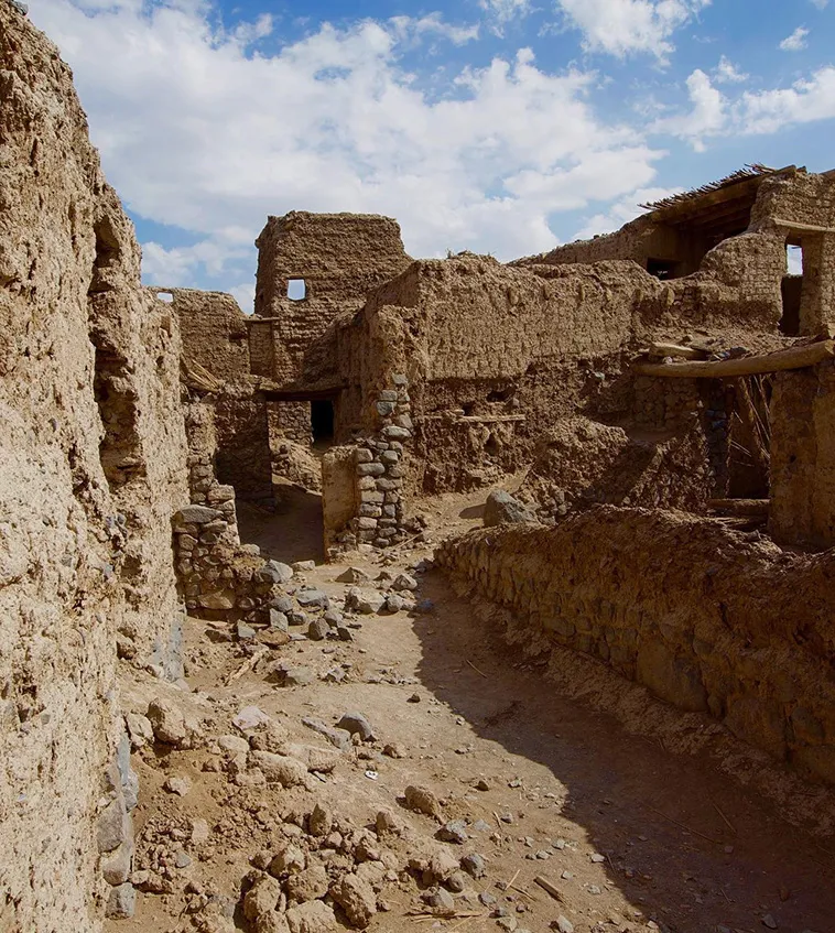 AlMaqamat_'s tweet photo. These are the ruins of the Khaybar Fort and oasis in Medina. Khaybar's history dates back to before the 7th century. Recent finds even suggest that a settlement dating between 2400 and 1500 to 1300 BCE existed very close to the fort. 

Khaybar also appears in a 6th-century Greek-Arabic inscription from Harran, Syria, which mentions a rebellion in Khaybar that the Ghassanids put down around 567–568.