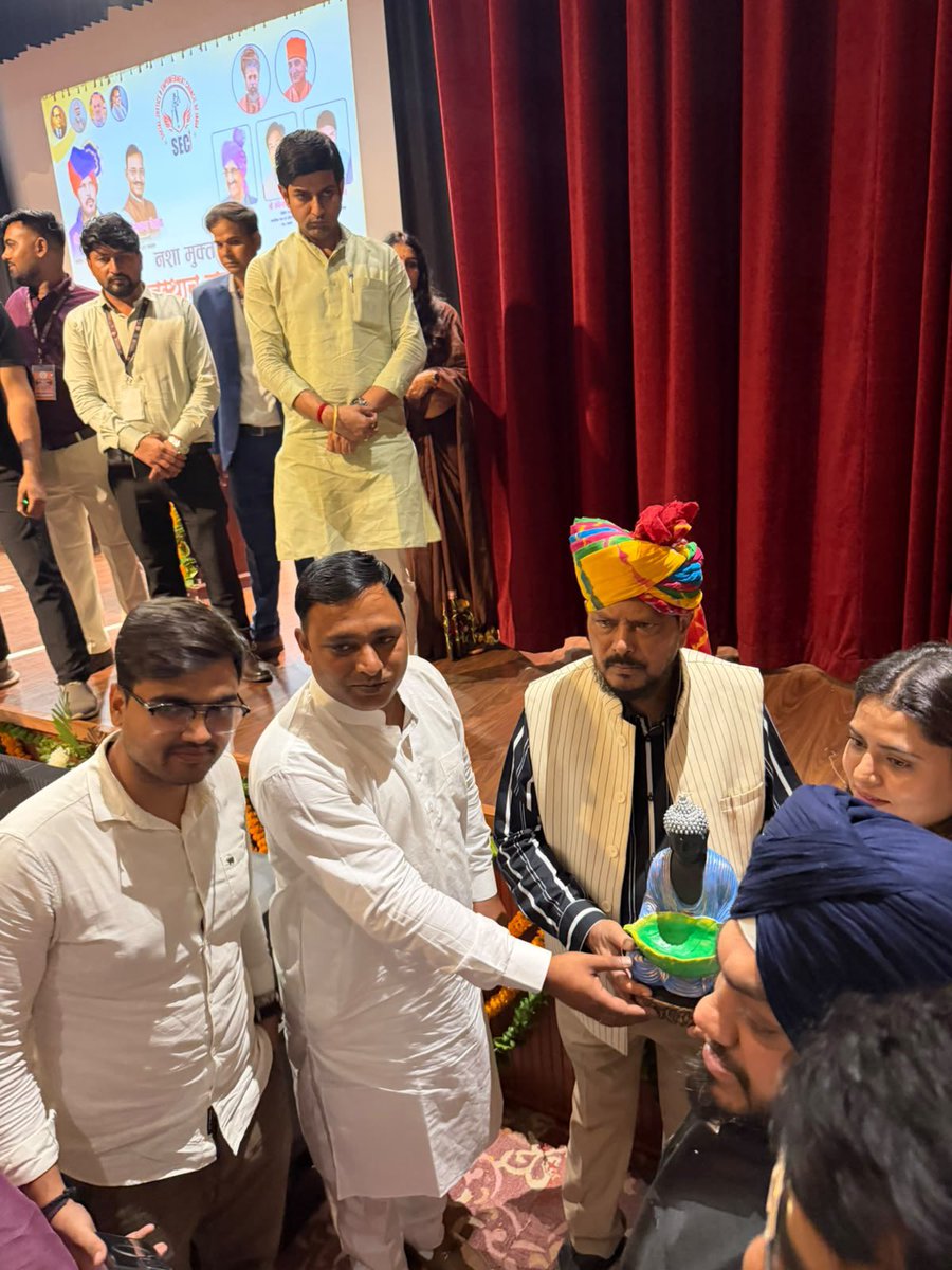 RamdasAthawale's tweet photo. आज जयपुर के  कंस्टीट्यूशन क्लब में आयोजित “नशा मुक्त भारत - राजस्थान जन चेतना सम्मेलन” में मुख्य अतिथि के रूप में सहभागिता कर युवाओं और समाज को नशे के दुष्प्रभावों के प्रति जागरूक किया।
यशस्वी प्रधानमंत्री माननीय श्री @narendramodi जी का 'नशामुक्त भारत' का संकल्प हम सबकी साझी जिम्मेदारी है। 
आइए, मिलकर स्वस्थ, सशक्त और जागरूक भारत के निर्माण का संकल्प लें।  
क्यूंकि एक स्वस्थ युवा ही सशक्त भारत की नींव है।

#NashaMuktBharat 
#Jaipur
 #DrugFreeIndia