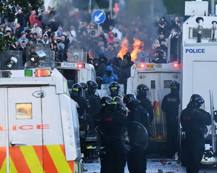 EugenioValle64's tweet photo. LO QUE ESTÁ PASANDO EN BELFAST 🇮🇪NO ES UN DISTURBIO. ES UN AVISO QUE EUROPA YA ESTA HASTA LOS HUEVOS.

Y quien no lo entienda así... que lo relea.

Los irlandeses llevan semanas en la calle. Hartos. Sin pedir permiso. Sin esperar a que ningún político les dé la razón.

¿Por qué? Porque un día su vecino amaneció muerto. Asesinado. Y el Gobierno miró para otro lado. Como siempre. Como lleva años haciendo. Y la gente dijo basta. Así de simple. Así de humano.

No son extremistas. No son hooligans. Son padres, madres, trabajadores que un día se levantaron y decidieron que ya no iban a seguir tragando.

Que su barrio era su barrio. Que su seguridad importaba. Que sus hijos merecían crecer sin miedo.

Cosas muy básicas. Cosas que cualquier español entiende sin que nadie se las explique.

Y aquí está lo importante. 

Lo que ha reventado en Belfast no ha caído del cielo. Llevaba años acumulándose. Año tras año de promesas incumplidas. De noticias que se archivan. De casos que se cierran en falso. De políticos que salen en televisión a pedir calma mientras no hacen absolutamente nada.

Hasta que un día la calma se acaba. Míralo bien.

Porque ese patrón — ignorar al ciudadano hasta que explota — no es exclusivo de Irlanda.

Es el mismo patrón que vemos en Francia. En Alemania. En Suecia. Y sí. También en España.

Aquí todavía no hemos llegado a ese punto. Pero la pregunta no es si puede pasar.

La pregunta es cuánto tiempo más vamos a aguantar mirando hacia otro lado.

O nos ponemos serios de una vez… o ya no habrá vuelta atrás, El que avisa no es traidor. 🇪🇸🔁 RT