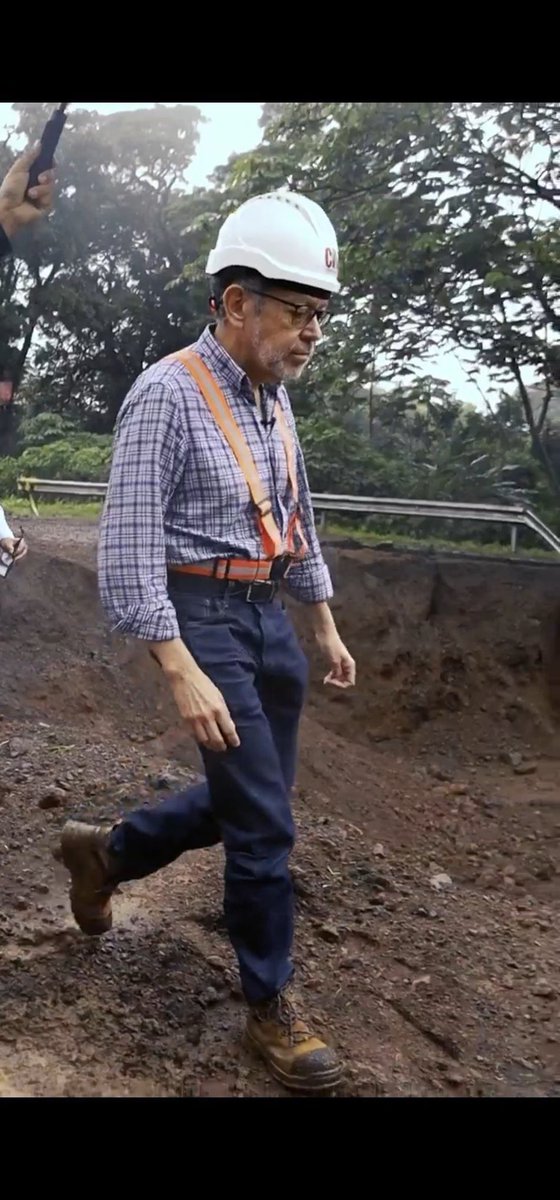 __VaderGT's tweet photo. La definición de vector ayudar a entender un poquito de política. Si se critica a un politico —digamos, a algún presidente de Guatemala— por la escasa magnitud de su esfuerzo en algún tema, ello no exige disentir en sentido ni dirección de su débil empeño. Hay que estar limitado intelectualmente para pensarlo. Para superar un demócrata débil necesitamos un demócrata fuerte, no una autócrata. Por un pensamiento así de confuso es que se termina eligiendo a Bukele por estar cansado del crimen.

Atentamente, 
@FelixSinExcusas