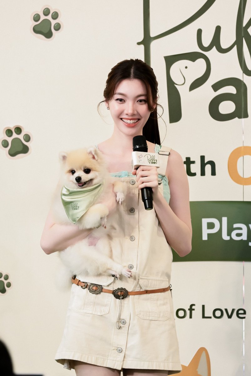 Yloveyouchannel's tweet photo. ห้างแทบแตก! "ออม กรณ์นภัส" ควง "น้องอูนิ" แจกความสดใส น่ารักเกินต้านในงาน "Love and Paw with ORM"

เรียกว่าทำเอาพื้นที่ Outdoor Activity Area ชั้น 1 ของ Central EastVille อบอวลไปด้วยมวลความรัก และความอบอุ่นจนล้นพื้นที่เลยทีเดียว กับการเปิดตัวแบรนด์น้องใหม่ “Puffy Paw” นำโดยคุณแอร์ เบญจรัตน์ สิรชัยณรงค์ และ คุณจี๊ป สาทรี สุทัศน์ธรรมกุล กับงาน "Love and Paw with ORM" กิจกรรมสุดเอ็กซ์คลูซีฟที่จัดขึ้นเมื่อวันเสาร์ที่ 6 มิถุนายน 2569 ที่ผ่านมา โดยแบรนด์ผลิตภัณฑ์สัตว์เลี้ยงชื่อดัง Puffy Paw ได้จับมือร่วมกับนักแสดงสาวสุดฮอต "ออม กรณ์นภัส เศรษฐรัตนพงศ์" มาร่วมส่งมอบความสุข และแชร์เคล็ดลับการดูแลสุขภาพของเพื่อนสี่ขาให้แข็งแรงจากภายในสู่ภายนอก ด้วยผลิตภัณฑ์ใหม่ “Royal Salmon Oil by Puffy Paw” ผลิตภัณฑ์น้ำมันปลาแซลมอนสำหรับสุนัขและแมว ที่พัฒนาขึ้นเพื่อช่วยดูแลสุขภาพสัตว์เลี้ยงแบบองค์รวมจากภายในสู่ภายนอก อุดมด้วยกรดไขมันจำเป็น Omega-3 และ Omega-6 งานนี้สาว ออม กรณ์นภัส ได้กำลังใจล้นหลามจาก "ไข่เจียวของออมเล็ต" และ "เจ้าความรัก" ที่พร้อมใจกันมาร่วมให้กำลังใจ และร่วมเล่นกิจกรรมกันอย่างคึกคัก

ซึ่งภายในงานประกอบด้วยกิจกรรม Lucky Fan, Game Activity, Meet & Greet รวมไปถึงการได้ชิมอาหารเมนูพิเศษฝีมือ ออม กรณ์นภัส อีกหนึ่งไฮไลต์สำคัญที่ทำเอาเหล่าแฟนคลับ และคนรักสัตว์ (Pet Lovers) พากันใจละลายรัวๆ คือการเปิดตัวแขกรับเชิญสุดพิเศษอย่าง "น้องอูนิ" สุนัขพันธุ์ปอมเมอเรเนียนสุดรักสุดหวงของสาวออม ที่งานนี้ควงคู่กันขึ้นมาแจกความสดใสบนเวที โชว์ความแสนรู้ และสกิลความน่ารัก ความออดอ้อน จนกลายเป็นดาวเด่นขวัญใจดวงใหม่ที่ใครเห็นก็ต้องตกหลุมรัก ถอดแบบพลังบวกมาจากเจ้าของเป๊ะ ๆ ก่อนส่งท้ายโมเมนต์สุดพิเศษด้วยการถ่ายรูปกับแฟน ๆ อย่างใกล้ชิดเก็บไว้เป็นความทรงจำร่วมกัน

งานนี้เรียกว่า “Puffy Paw” ขนความสุข ความพิเศษมาฝากแฟนๆ อย่างเต็มอิ่ม งานหน้าทาง “Puffy Paw” จะมีกิจกรรมพิเศษอะไรมาให้แฟนๆ ได้ติดตามกันอีก กดติดตามทุกช่องทางของ “Puffy Paw” ไว้เลย

Instagram: @puffypaw.official
TikTok: @puffypaw_official
X (Twitter): @puffypawshop
LINE SHOPPING: https://t.co/r3oiIAxReD

#LoveAndPawWithOrmkornnaphat
#Ormkornnaphat #ออมกรณ์นภัส
#Puffypawxorm #Puffypaw