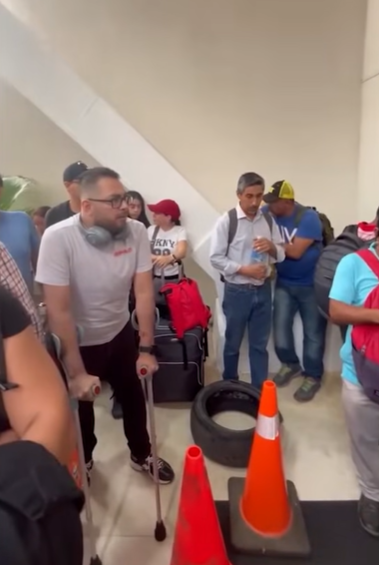 ChpsRecomienda's tweet photo. #INDIGNANTE: MAESTROS QUEMAN Y BLOQUEAN EL PASO A PERSONAS DISCAPACITADAS AL AEROPUERTO ÁNGEL ALBINO CORZO 🤬

#TuxtlaGutierrez, #Chiapas.- Entre los perjudicados hubo personas con discapacidad, quienes solicitaron el paso de manera cordial al señalar que no tenían culpa. https://t.co/TPdrjMV9Fm
