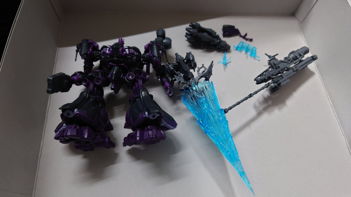 hoshi_ake's tweet photo. 配信終了、ありがとうございました。
クソデカ箱に対して完成品置いたらスッカスカで、いかにパーツが大きく多かったかわかるの面白いですね。 https://t.co/uOF6xYUVRc