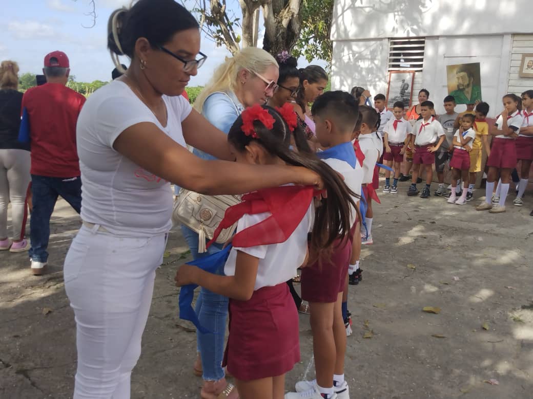 gerardops86's tweet photo. Con la guía de maestros, familias y comunidad, los pioneros avanzan unidos, llevando en su corazón la alegría de aprender y el compromiso con el futuro de la Patria. Felicitamos a todos los pioneros por el cambio de atributo
 #CompromisoEducativo #UnidadYContinuidad https://t.co/mp0PDfHzRE
