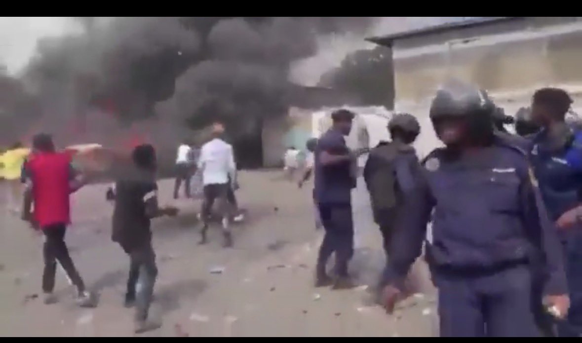 issongo_jacques's tweet photo. Le problème n’est pas seulement la répression. Le problème, c’est la fusion de fait entre la police et une milice partisane [Force du Progrès]. Lorsqu’une telle frontière disparaît, c’est toute la démocratie qui vacille. C’est inimaginable #RDC #ÉtatDeDroit https://t.co/rB2tGaIxKC