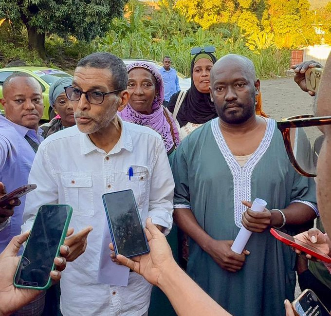 SecrettsMoonn's tweet photo. Le directeur de publication et le secrétaire de rédaction de La Gazette des Comores, El-had et Toufé, ont été remis en liberté après leur audition au parquet de Moroni, tout en étant placés sous contrôle judiciaire. https://t.co/w3f69E22Vy