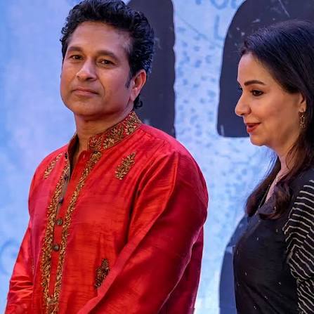 MrNews90's tweet photo. Sachin Tendulkar 17 वर्ष की उम्र में इंग्लैंड दौरे से क्रिकेट खेलकर लौट रहे थे जैसे ही मुंबई एयरपोर्ट पर पहुंचे वहां एक लड़की खड़ी अपने मां का इंतजार कर रही थी,

वह लड़की उस समय 23 वर्ष की थी लेकिन अपने से 6 वर्ष छोटे लड़के पर दिल हार बैठी और उनके प्यार में पागल हो गई, 

उस लड़की ने जैसे - तैसे Sachin Tendulkar का नंबर ढूंढी और कॉल किया, इस तरह से दोनों के बीच दोस्ती शुरू हुई।

वह लड़की की और नहीं बल्कि सचिन तेंदुलकर की पत्नी अंजलि तेंदुलकर थीं।
