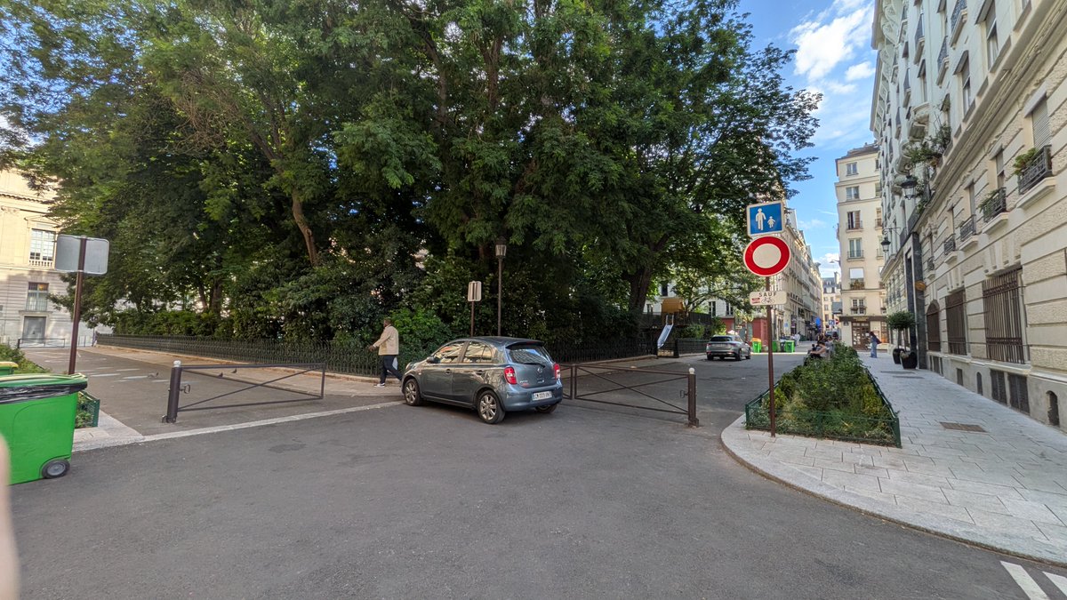 PhileasGatsby's tweet photo. On entend souvent la ritournelle "vivement qu'on fasse passer le permis de conduire aux cyclistes".

Si on pouvait déjà commencer à le faire passer aux automobilistes, ce serait déjà un bon début en vrai. https://t.co/BH42cbuNXU