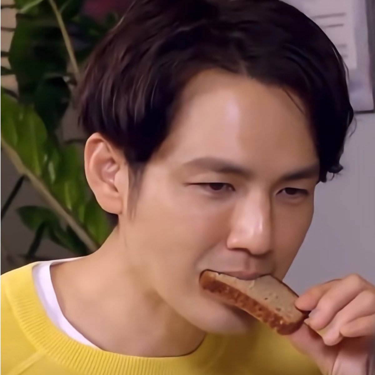 ChrisOlsonTweet's tweet photo. Wa eats spicy chocolate! Wa 吃辣巧克力啦！
汉梁Otourconcert #Iamthebagel #zhonghanliang #wallacechung #WallaceChungBagelAdventures https://t.co/HUGPcWqwiu. https://t.co/tT7yBXrFtO