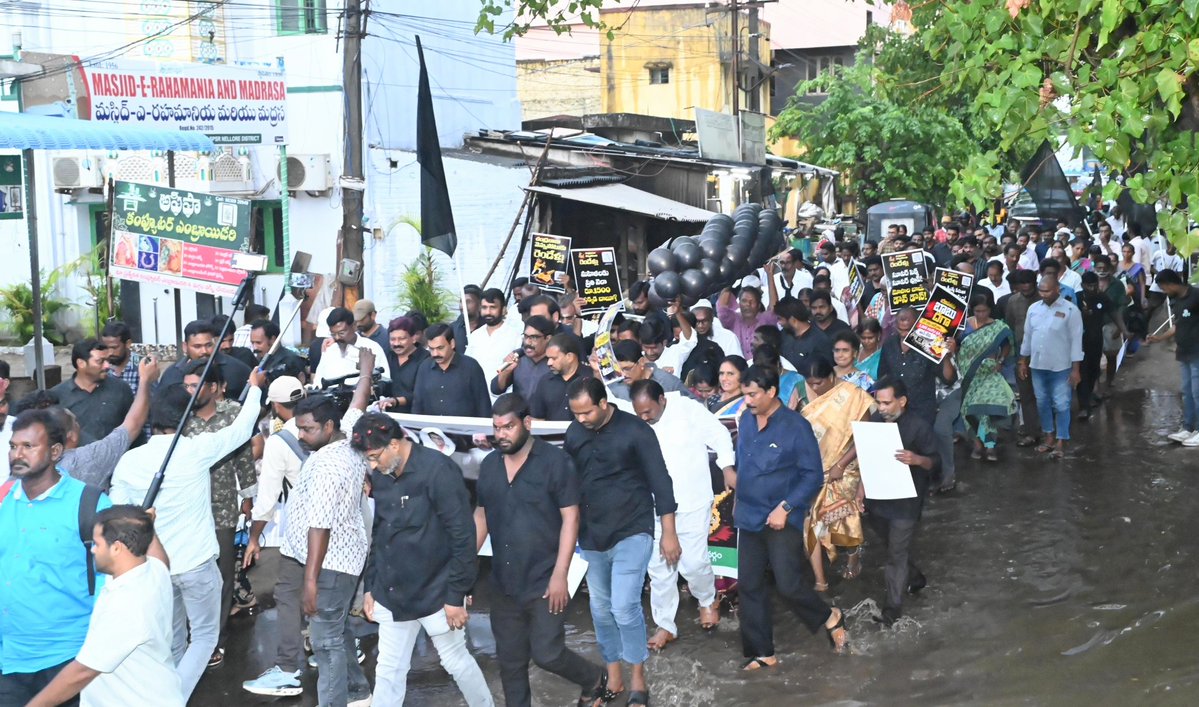 NallapareddyR's tweet photo. చంద్రబాబు వెన్నుపోటుకు రెండేళ్లు: కూటమి ప్రభుత్వం ఇచ్చిన హామీలు వెంటనే అమలు చేయాలి అనే నినాదాలతో మాజీ మంత్రి నల్లపరెడ్డి భారీ నిరసన ర్యాలీ.. https://t.co/yInk42xGzv