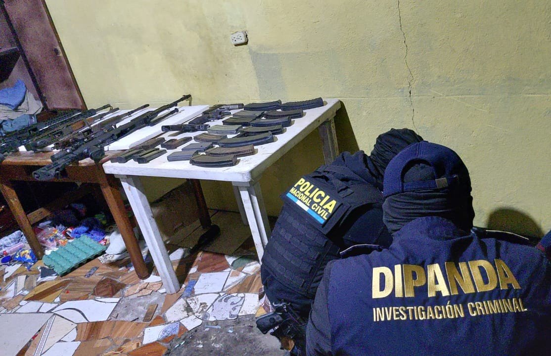 vichoguate's tweet photo. AHORA:

Allanamiento en colonia El Limón, zona 18.

PNC reporta que localizó un arsenal que utiliza el barrio 18. https://t.co/X0v5Mr9DAf