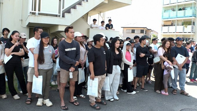 sanfuku3's tweet photo. 間違いないのは、多くの日本国民は外国人を受け入れてくれと頼んだことは一度も無い。
今後必ず移民の居住問題で空き家が狙われる。

東京・新宿区の新大久保
住民の4人に1人が外国人。コリアンタウンに
ベトナムやネパール、バングラデシュなどアジア圏の商店が急増。通称「イスラム通り」と呼ばれる通りも。

創業80年のハンコ店「島村印店」を営む伊藤節子氏
外国人の店主が路上にゴミや物品を放置
店舗の又、ルールを守れない店に苦悩する
「これからは外国人と一緒に生きていくしかない」

愛知県・高浜市
外国人住民の比率が10％を超える
多くが自動車関連の製造業に携わる従業員
頭を悩ませているのが彼らの住居の問題
不動産会社「ビレッジハウス・マネジメント」
「雇用促進住宅」を一括取得
外国人労働者たちの受け皿となる
団地の住民は8割が外国人となり、当然トラブル発生
土足で生活したり、ゴミの分別を守らない
不動産会社社長の岩元龍彦氏は、管理人としてあえて外国人を雇用し問題解決を図る

トラブル多発…　外国人住民8割の「団地」に密着　「外国人はNG」と断る大家が後をたたず…　13日放送「ガイアの夜明け」(オリコン)
https://t.co/yCMduUFIms