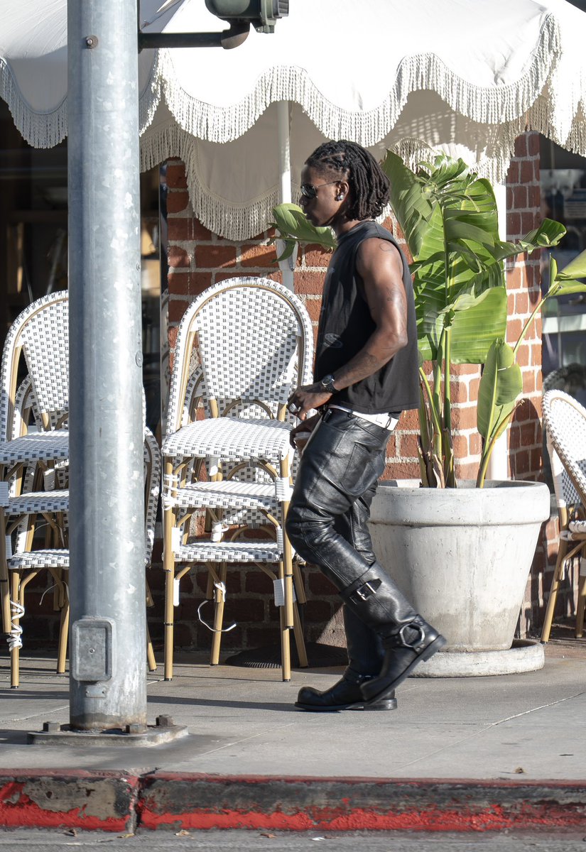 FugaziReturn's tweet photo. Rema grabbing coffee on the street of LA!!! https://t.co/Kbx0WtRy1T