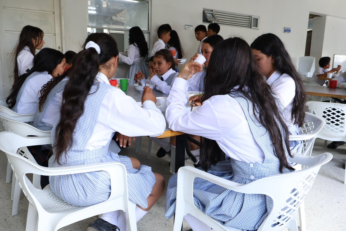 ProspectivaCund's tweet photo. ✅ ¡Aprobado!
En sesión del #OCAD Región Centro Oriente fue aprobado el proyecto para fortalecer el Programa de Alimentación Escolar (#PAE) en #Cundinamarca, con una inversión de $110.000 millones del Sistema General de Regalías.
Este proyecto beneficiará a 170.004 estudiantes, garantizando la prestación oportuna y continua del servicio durante la vigencia 2026.
📊 Desde la @ProspectivaCund se lideró, en una primera fase, la validación integral de los componentes técnico, social, ambiental, jurídico y financiero del proyecto, asegurando su solidez y viabilidad. Posteriormente, en el marco del #OCAD y en nuestro rol de presidencia, promovimos su discusión y logramos su aprobación.
Agradecemos el acompañamiento de @PAEColombiaOf y @Mineducacion por su concepto técnico favorable; a los integrantes del #OCAD —gobernadores, alcaldes y @MinHacienda — por su voto de confianza; a @DNP_Colombia y @Regalias_gov por la Secretaría Técnica.
El proyecto fue liderado técnicamente por la @SecEducaCundi , garantizando su pertinencia y alineación con las necesidades de nuestros estudiantes.
🍎 Cuidar a nuestros estudiantes hoy es proteger el futuro de Cundinamarca.
#PAE #AlimentaciónEscolar #Cundinamarca #OCAD #Regalías #Educación #Niñez #GobiernoCundinamarca #SoyCundiProspectiva #SoySecProspectiva