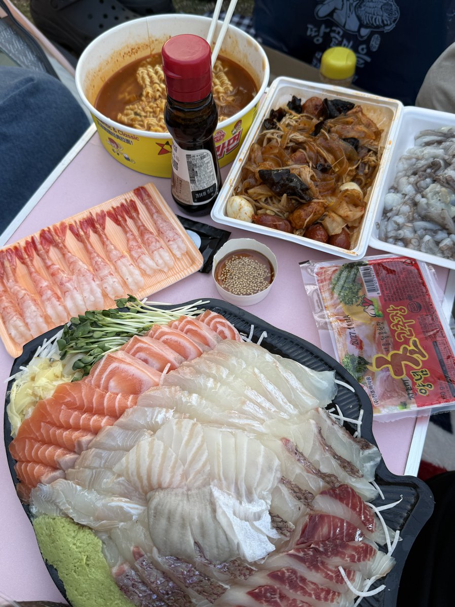 s24iel's tweet photo. 한국와서먹기만하고있는거같음 https://t.co/Hhaz0d2pOs