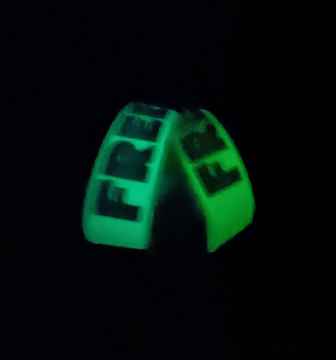 bashicoo's tweet photo. 蓄光ラババン夜行バスでめっちゃ光ってる笑
手元を照らしてくれて助かります笑 https://t.co/gI6GyVyp7t