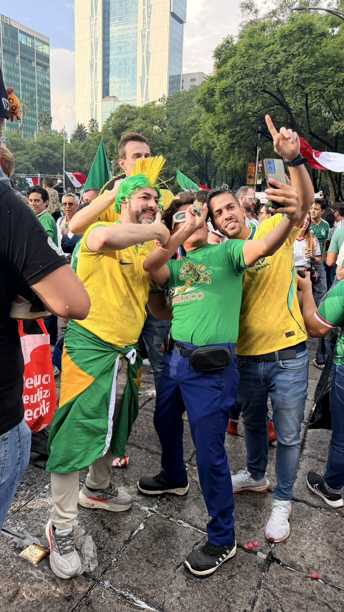 burritoconcoca's tweet photo. ¿Ya hablaron de la celebración que tuvimos en el Ángel como si hubiéramos ganado la copa? Estuvo bien chingona, la gente lo necesitaba después de que puro millonario y privilegiado fue al Estadio. #GritanteMundialista https://t.co/T0pHKlTTM2
