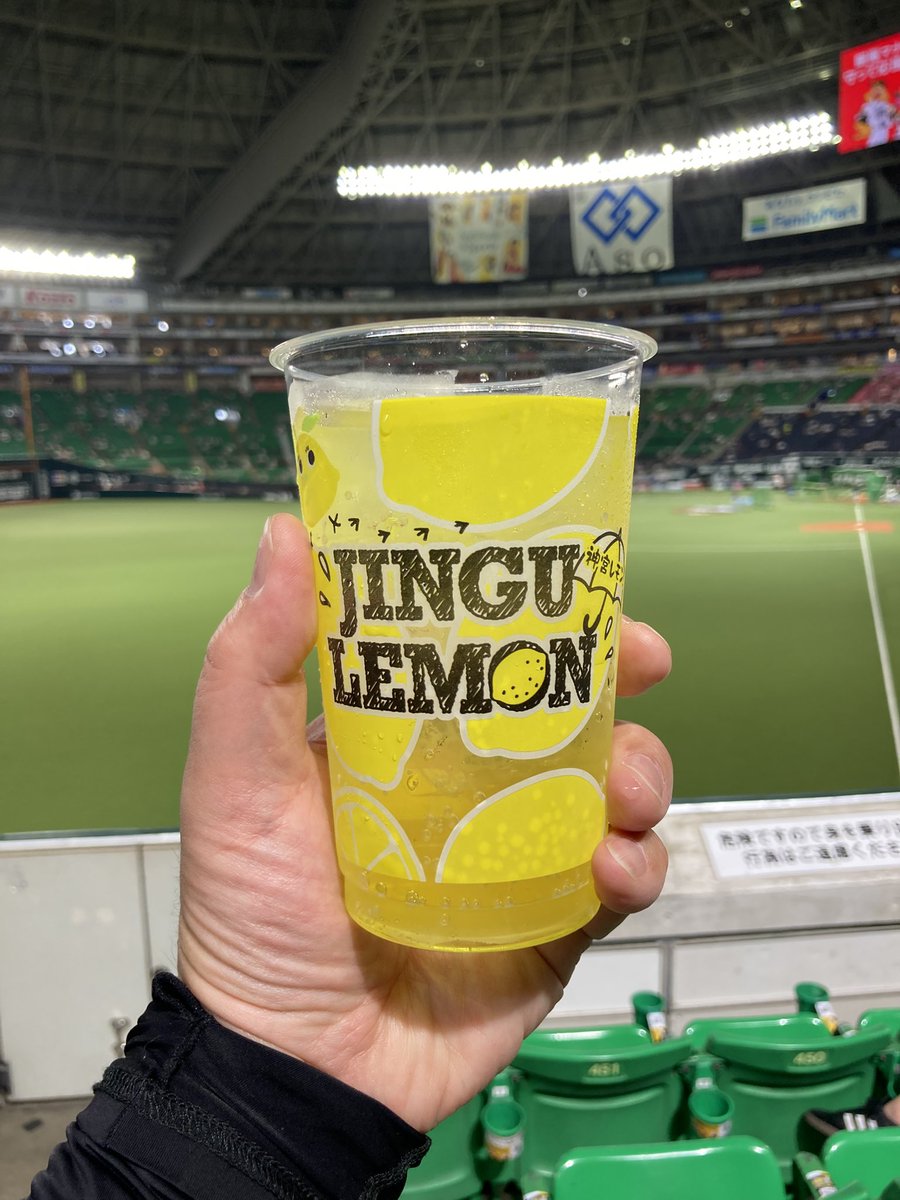 Tomapyon1963's tweet photo. #ホークス
#スワローズ
交流戦⚾️
神宮レモン🍋+久世福弁当🍱+東京音頭観て帰ってきた☂️
前田投手5回までパーフェクトピッチング👍🏻6回に完全+勝利権利意識したかワンチャンで逆転くらった😣
チャンスはつくるけどタイムリーが出ない🤷 https://t.co/xYuquqRSIM