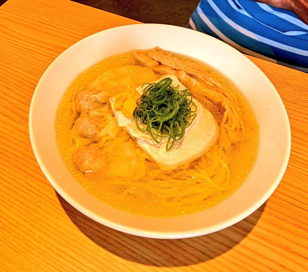 mhmii0415's tweet photo. ＊特上ワンタンチャーシュー麺
＊ゆず香る鶏そば　塩
母と麺活DAY🍜一潤へ✨️
ワンタン麺と迷ったけど💭
相変わらず美味しいラーメン❤
味玉🥚もとろっとろで最高🤤
鶏チャーも美味しくて好き🩷
母は完飲完食してた！笑
次は梅みぞれでも食べようか😍
ご馳走さまでした🎶
#らぁ麺一潤 #ラーメン https://t.co/H679SSegJ0