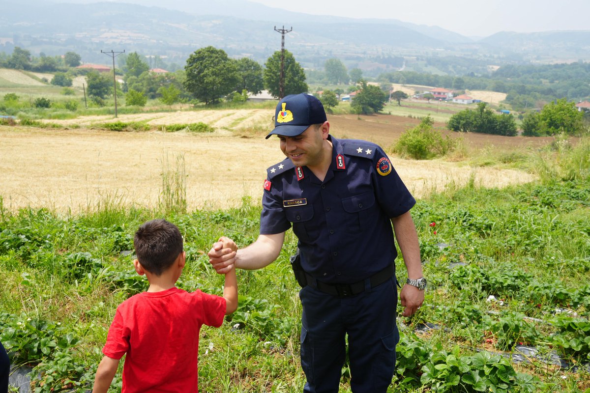 TCsindirgi's tweet photo. 📍Organik Çilek Üretimi

Kaymakamımız Doğukan Koyuncu; İlçemiz Yüreğil mahallesinde organik çilek üretimi ile uğraşan çiftçi Adem Çomak’ı ziyaret ederek yürütülen faaliyetler hakkında bilgi aldı. https://t.co/nwlg6crFaA