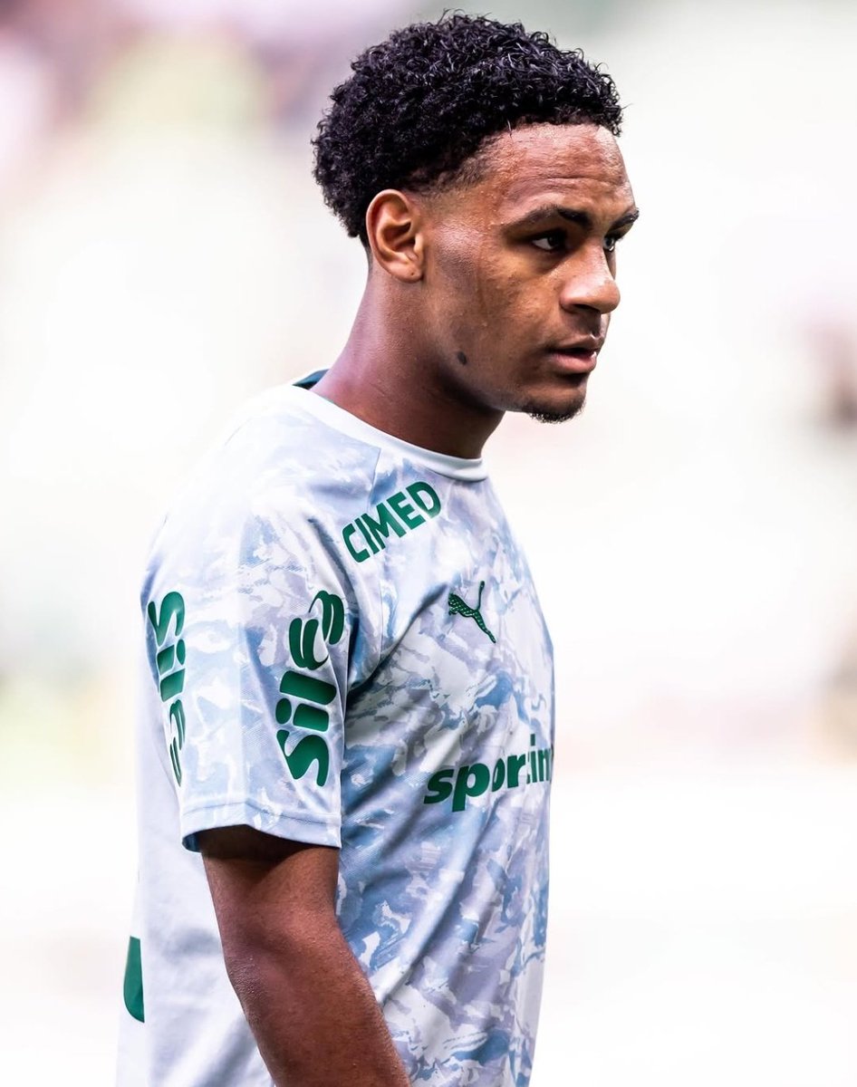 Verdao_infos's tweet photo. 🚨 Fifa acata punição a Eduardo Conceição, do Palmeiras.

A Fifa acatou a decisão da Conmebol e estendeu a suspensão da esfera continental para todas as competições, em âmbito mundial.

Por outro lado, a Comissão Disciplinar da Conmebol diminuiu a pena inicial de quatro para dois meses (até 8 de julho). 

Caso o garoto volte a cometer algum ato de indisciplina neste período, a punição voltará para quatro meses de gancho.

Eduardo foi suspenso porque imitou um macaco na comemoração de um gol pela seleção brasileira sub-17, em jogo contra a Argentina, pelo Sul-Americano da categoria.

O jogador acusou o meia Benítez, da Argentina, de racismo e revidou com a comemoração, em forma de protesto. 

David Ojeda, árbitro da partida, não aplicou o protocolo antirracismo.

🗞️ @geglobo | @GuiVXavier | @raphazarko
📸 Reprodução