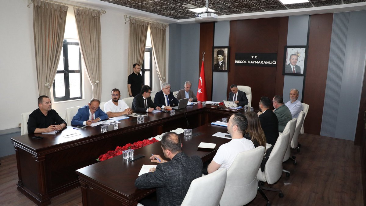 inegoltso's tweet photo. İnegöl Mobilya ve Ağaç İşleri İhtisas Organize Sanayi Bölgemizin altyapı yatırımları kapsamında planlanan BSK yol yapım ihalesi tamamlandı.

Bölgemizin yatırım ve gelişim çalışmaları, belirlenen program doğrultusunda kararlılıkla sürdürüyoruz.

Sanayimizin rekabet gücünü artıracak ve bölgemizin gelişimine katkı sağlayacak bu yatırımın, tüm katılımcılarımıza ve İnegöl’e hayırlı olmasını temenni ederiz.