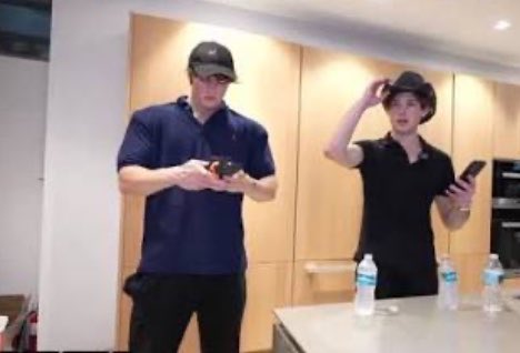teethofangels's tweet photo. realizing clav has the shoulders of a literal child irl 

I am devastated https://t.co/Jg3heaWwr0