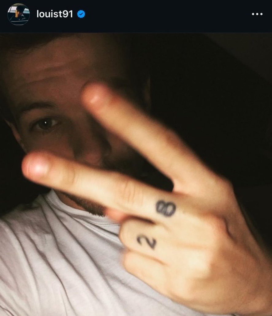 aleestyles91's tweet photo. the fact that harry released two ghosts on may 12 and louis posted on may 13 this pic ON A WHITE SHIRT and showing his 28 tattoo…

we moved too fast from this https://t.co/BzkEOUBab9