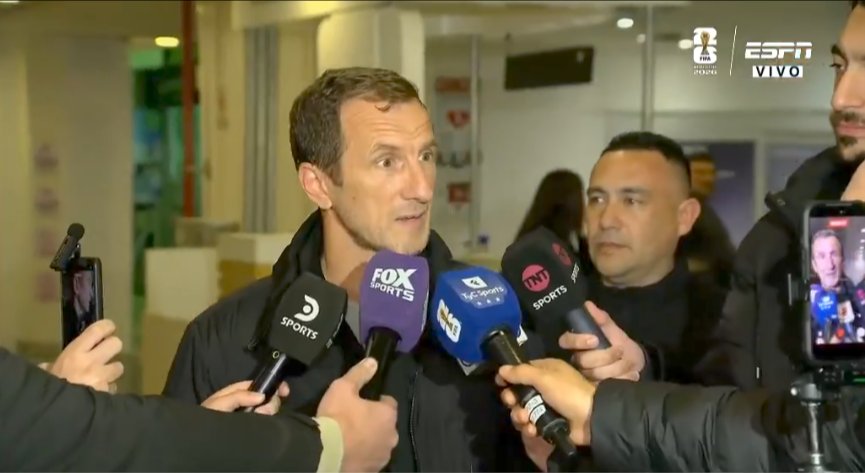 BJ_Informacion's tweet photo. Rodolfo Arruabarrena en su llegada al país, ante los medios, sobre su vuelta al glorioso Club Atlético Boca Juniors:

"Hoy voy a ir al Predio y será un día largo. Espero estar a la altura, responder a la gente que confío en mi, armar un equipo competitivo y estar identificado con el hincha.

Acepté porque estoy convencido de que tengo un buen plantel. Habrán bajas y altas, confío en los que están porque sino me quedaba en casa.

Con Román hablé dos o tres veces, aclarando algunas cuestiones, analizando el equipo, el plantel y la reserva. Ya quiero firmar, tener cara a cara con Roman y hablar más claro".