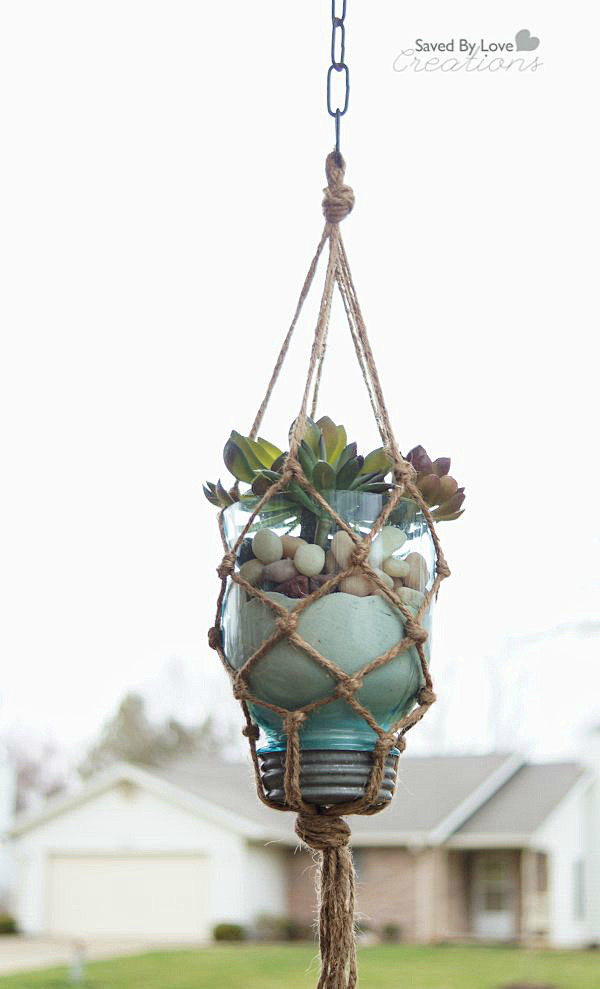 dikulkarni's tweet photo. Turn an old mason jar into a mini hanging planter! Add succulents and macramé twine for a cute, zero-waste desk decor upgrade. https://t.co/yiKq6Hpeba