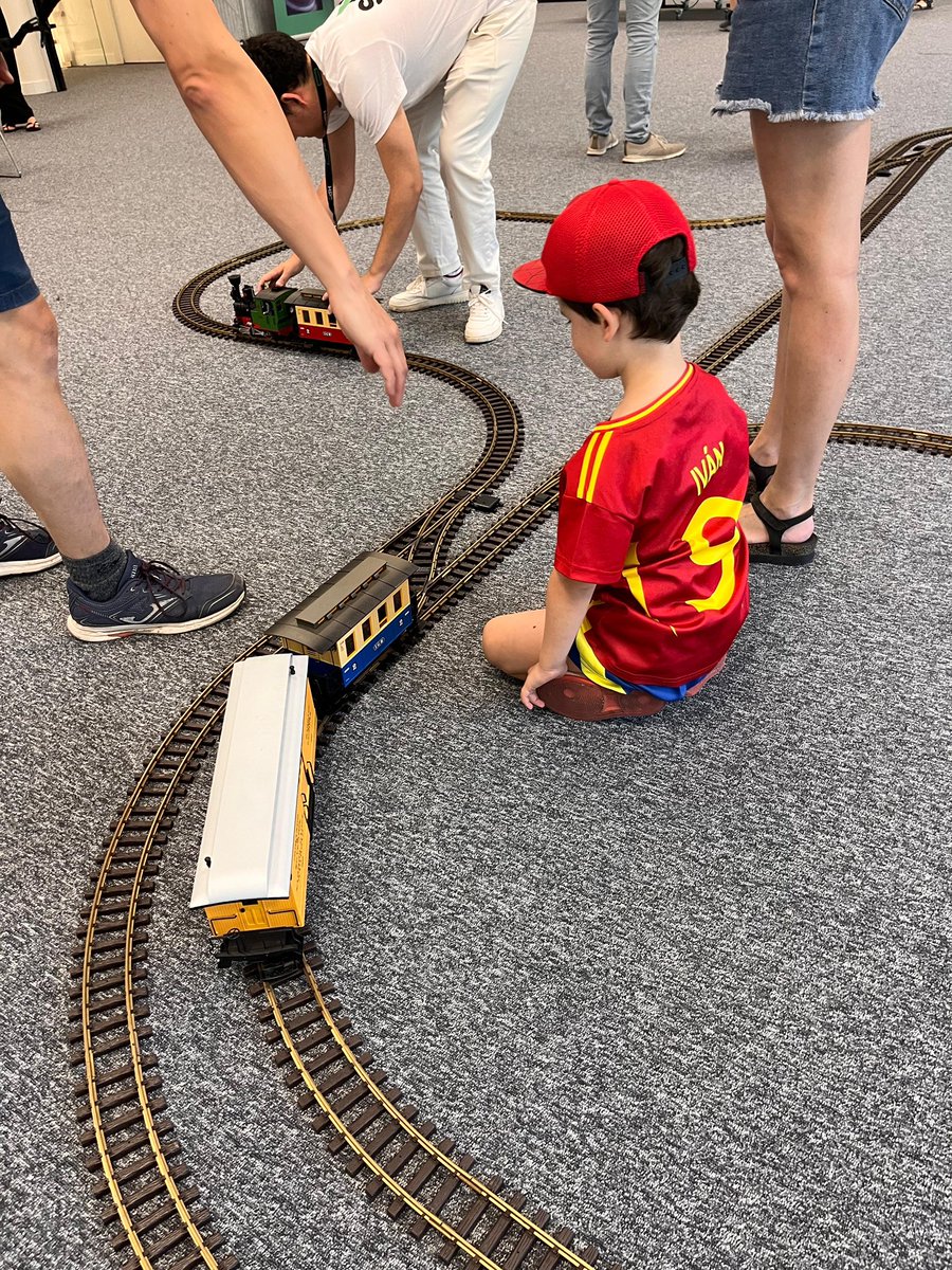 HPECDS_ES's tweet photo. Esta semana hemos podido compartir dos jornadas muy especiales con nuestras familias de León y Madrid para celebrar la llegada del verano. ☀️ Bajo la temática del Mundial de fútbol, pequeños y mayores se animaron a disfrutar juntos de cada una de las actividades. Gracias a todos. https://t.co/wujOkB15YJ