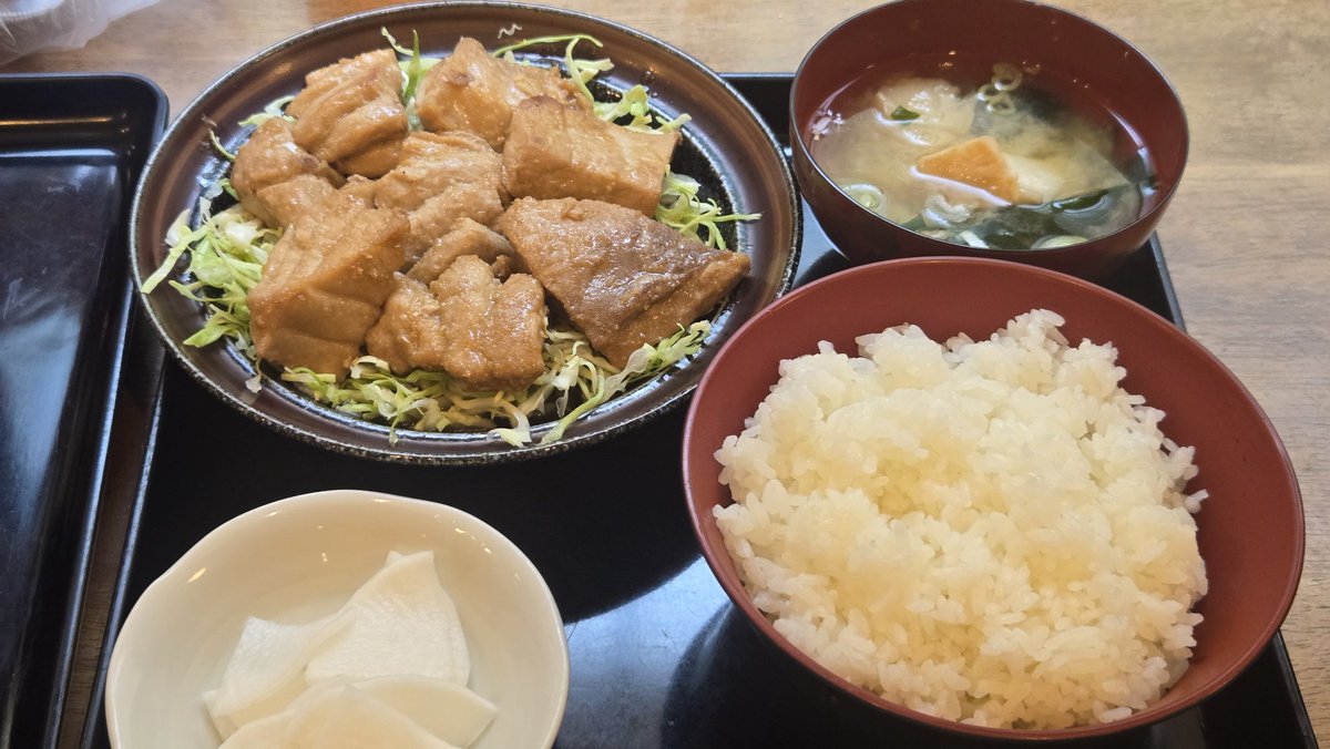 yuk428's tweet photo. 珍しく平日休みどうするか、ということで放送当日に行ってきました「まぐろや」さん

マグロガーリック焼き定食
どんな味か想像出来ないし！

経験に反してふわふわ柔らかいマグロの身、ガツン！と来るのかと思ったらあっさり目の味付け
これは美味い！！
本当にマグロの概念が変わる

#孤独のグルメ11 https://t.co/7DtlJZCqFX