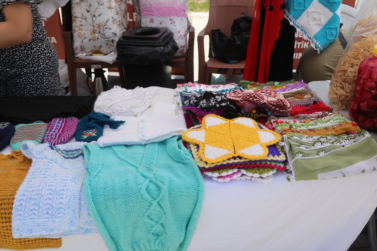 BaskaleB's tweet photo. Başkale Belediyesi Eşbaşkanı Şengül Polat da festival alanını ziyaret ederek stantları gezdi, üretici kadınlarla bir araya geldi ve onların heyecanına ortak oldu. https://t.co/IfK0GiG6jj