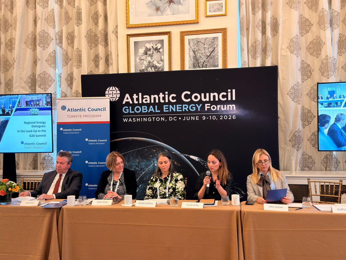 TC_VasingtonBE's tweet photo. Ambassador Sedat Önal attended the “Regional Energy Dialogues: In the Lead-Up to the G20 Summit” panel hosted on the sidelines of the @AtlanticCouncil ‘s Global Energy Forum.

Deputy Director General Zeynep Savaş from the Turkish Ministry of Foreign Affairs was one of the panelists.

During the panel, Türkiye’s role in advancing transatlantic energy cooperation and enhancing regional energy security and diversification was emphasized.
//
Büyükelçi Sedat Önal,  @AtlanticCouncil Küresel Enerji Forumu’nun marjında düzenlenen “Bölgesel Enerji Diyalogları: G20 Zirvesi’ne Doğru” başlıklı panele katıldı.  Bakanlığımız Genel Müdür Yardımcısı Zeynep Savaş etkinlikte konuşmacı olarak yer aldı.

Panelde Türkiye’nin Transatlantik enerji işbirliği ile bölgesel enerji güvenliği ve nakil ve kaynak çeşitliliğinin güçlendirilmesindeki rolü vurgulandı.
