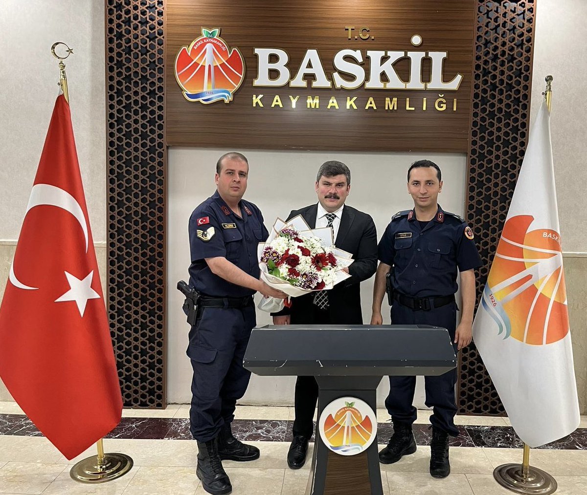 baskil_kaymakam's tweet photo. Kaymakamımız Sn.Muhammed Enes ÇIKRIK, Jandarma Teşkilatı’nın 187. Kuruluş Yıldönümü dolayısıyla İlçe J. Komutanı J.Ütgm. Burhan ÖTLÜ ve beraberindeki teşkilat mensuplarını makamında kabul etti. https://t.co/ImUsGzU1CH