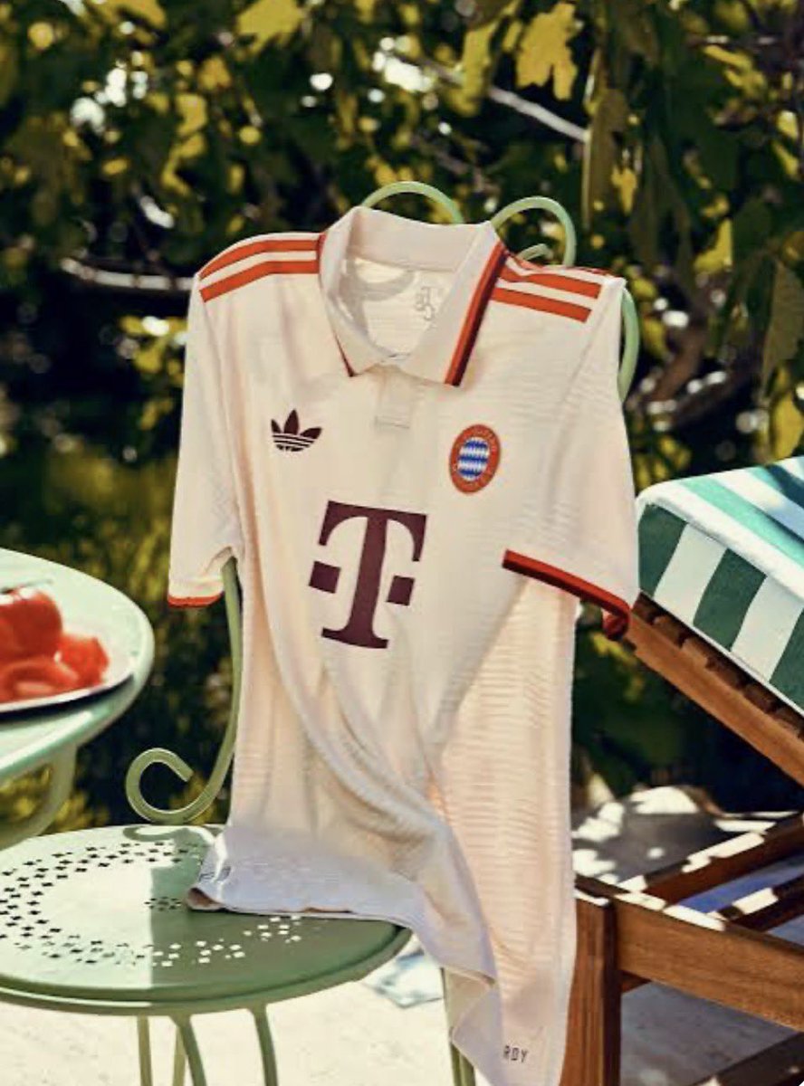 berlin0090's tweet photo. @FormaMilor @blaronn Adidas’ın bu logosu dandik. Bazı kulüplerin formalarına özel istek üzerine “Originals” logosunu yerleştiriyor. O çok daha seksi. Hem nostaljik havası da var. https://t.co/MikrL0E7CO