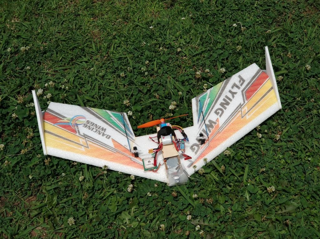 ssatorugm's tweet photo. Arduplaneの自動着陸は結構面倒でフレア高度など設定だけでなく風向きに合わせたWayPoint設定が必要 まあ最後に左右を微調整入力するくらいでおろせる 4.7からはAUTOLANDモードが新設され離陸した向きで着陸できるようになったので使いやすくなったかも https://t.co/5jILNs46vc