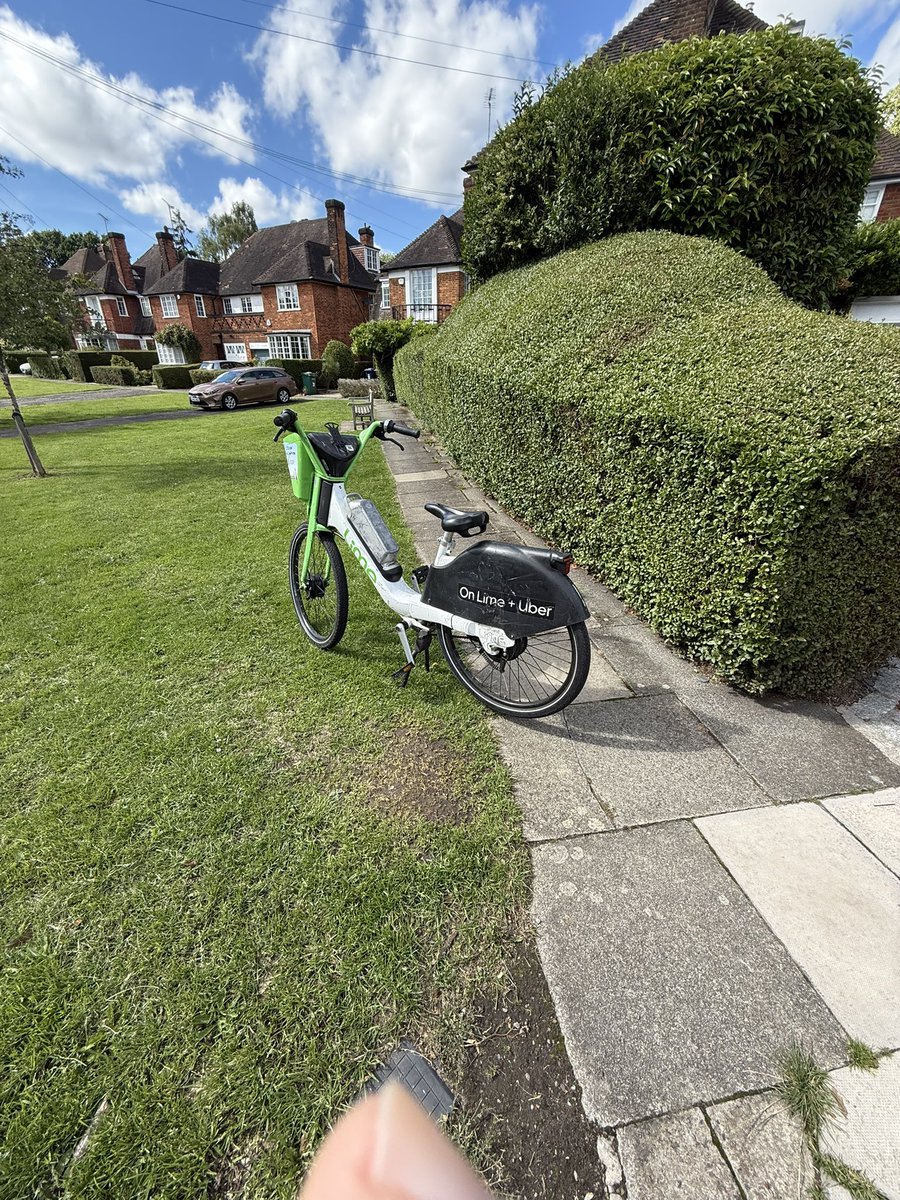 MarkBerelowitz's tweet photo. @_LimeAID lime bikes on Deansway and Brim Hill London N2 right now. Perfectly placed to cause maximum risk to pedestrians https://t.co/T6K1wRjJ7u
