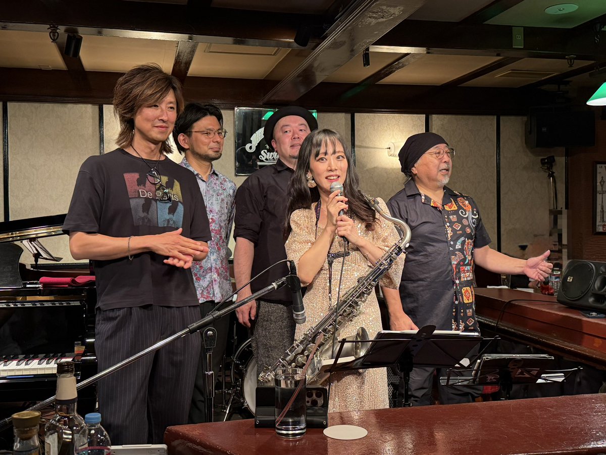 chulu2's tweet photo. 銀座Swingで米澤美玖さんのLive。復活した老舗に相応しいJazzyなNo中心、4年振りハクエイさんの楽曲も。"The Engine For Saxophone"のキャッチに負けないパワフルでファンキーな演奏。寡黙に吹く"St.Thomas"に亡き巨人への敬意を感じました🥺 #米澤美玖 #ハクエイキム #小美濃悠太 #柴田亮 #小川悦司 https://t.co/iL0izHQGAC