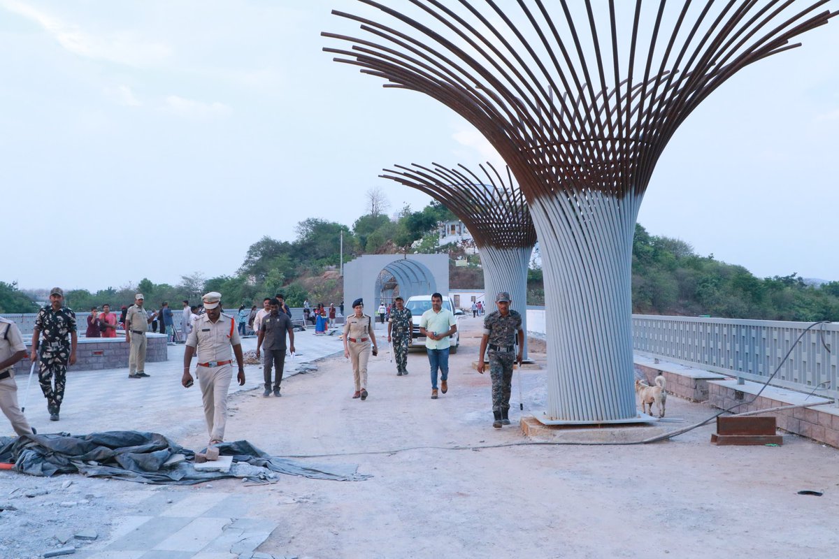 siddipetcp's tweet photo. Ensuring public safety first!

 CP Rashmi Perumal, IPS, inspected the ongoing development works at Yellamma Cheruvu in Husnabad. The CP instructed officials to enforce strict security measures and install proper barricading at the pond entrance to prevent any untoward incidents. https://t.co/qea0USLZw7