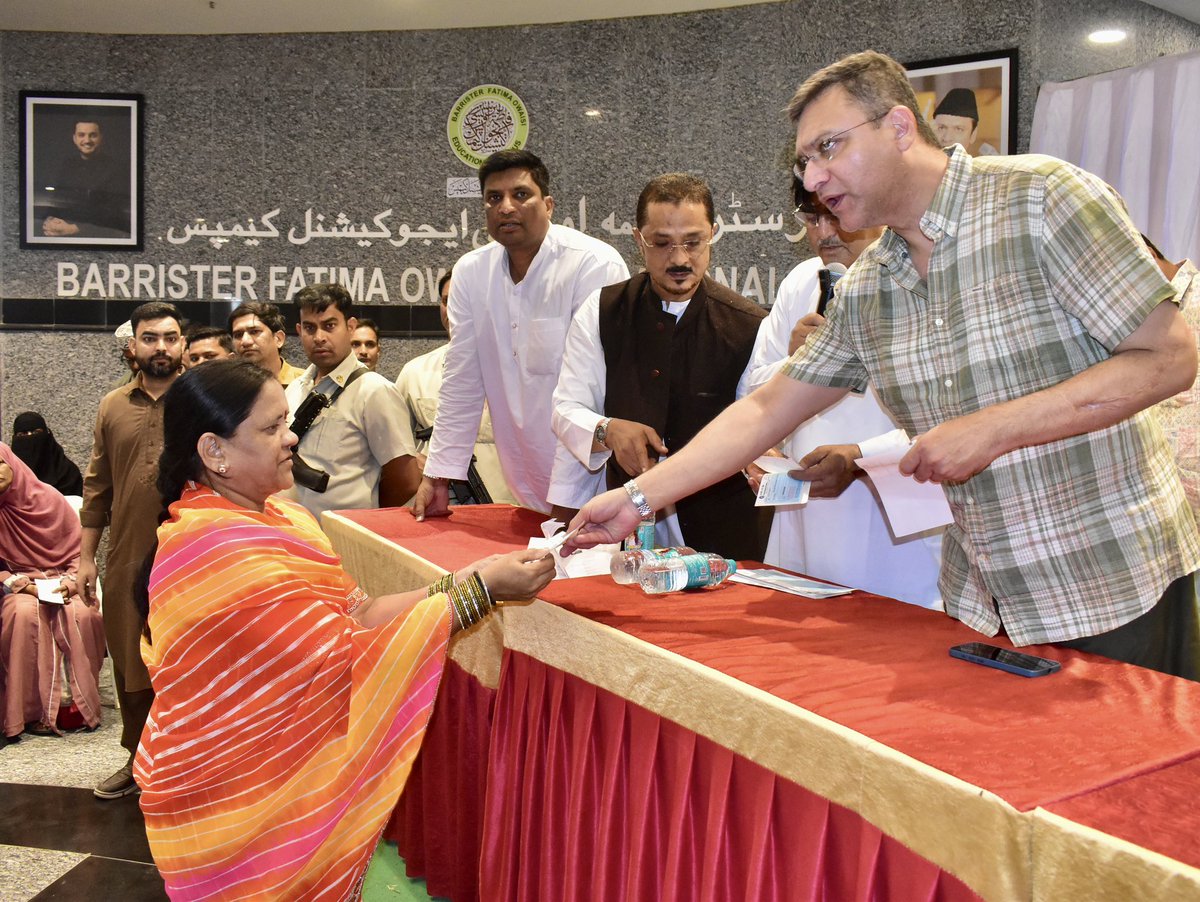 AkbarOwaisi_MIM's tweet photo. Distributed 2541 #ShadiMubarak &amp; Kalyana Lakshmi Scheme Cheques Of ₹25,43,94,756/- (Twenty-Five Crores, Fourty-Three Lakhs, Ninety-Four Thousand Seven Hundred Fifty Six Rupees) To Beneficiaries Of The #Chandrayangutta Constituency Today At Barrister FatimaOwaisi Edu Campus. https://t.co/6qyHR36pca