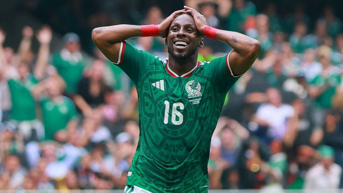 diegomontoya___'s tweet photo. Es fascinante el nivel de masoquismo del fútbol mexicano. Tienen el estadio más grande, la afición más ruidosa y el presupuesto más alto de la región, pero para tener a alguien que sepa pegarle a un balón en el Mundial, tuvieron que adoptar a un colombiano. https://t.co/oUtFjBEG3q