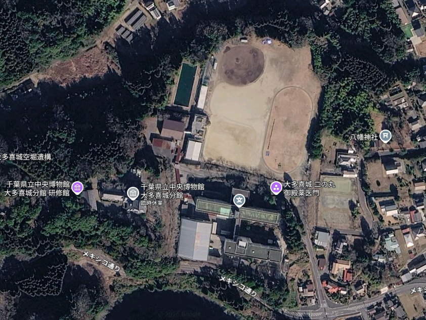 OusouRP's tweet photo. @shigakenmin_bot 攻守で考えても千葉県立大多喜高校じゃないかな
校舎の30m隣に現存する本丸があって城主は本多忠勝 https://t.co/k4AzpCrakA