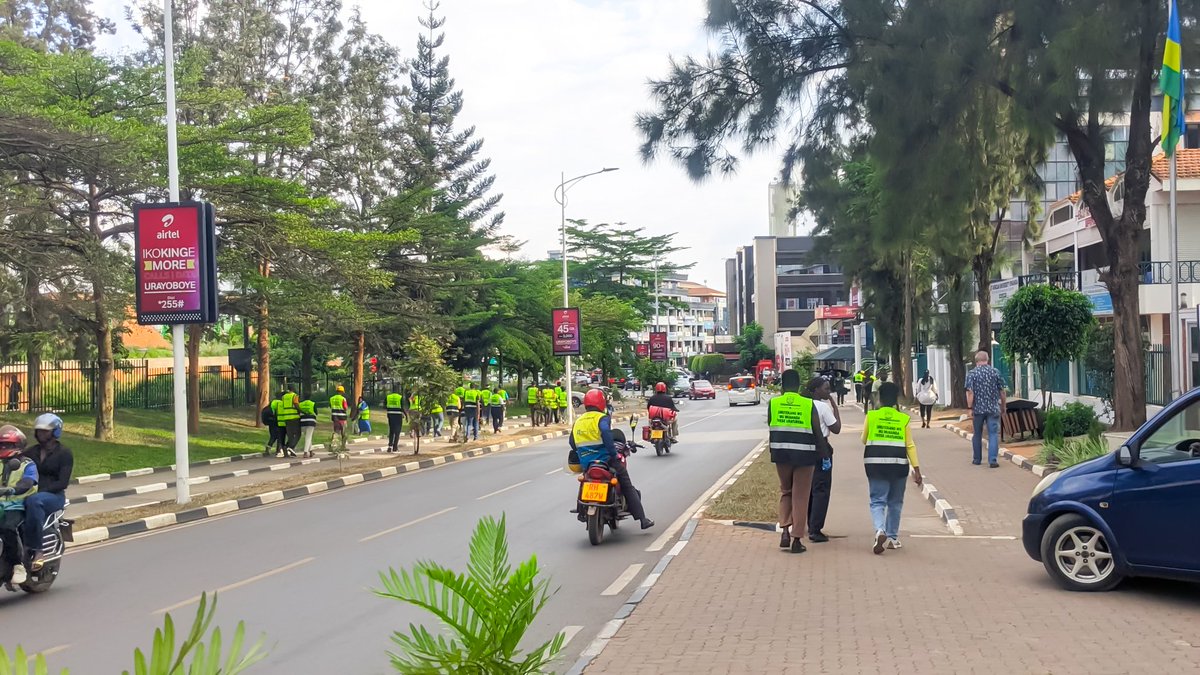 RyvcpRemera's tweet photo. Urubyiruko rwo mu murenge wa Remera rwakoze umuganda w'isuku mu mihanda izakoreshwa muri  Kigali Peace Marathon
,@Rwandapolice @RwandaYouthVol1 @RYVCP_Gasabo
@Kgl_Yvolunteers https://t.co/UZ0Gm2UPYd