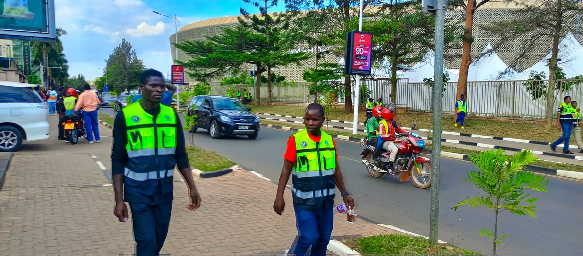 RyvcpRemera's tweet photo. Urubyiruko rwo mu murenge wa Remera rwakoze umuganda w'isuku mu mihanda izakoreshwa muri  Kigali Peace Marathon
,@Rwandapolice @RwandaYouthVol1 @RYVCP_Gasabo
@Kgl_Yvolunteers https://t.co/UZ0Gm2UPYd