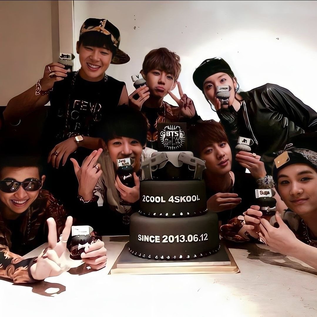 rozhive's tweet photo. HAPPY 13TH ANNIVERSARY BTS
چقدر خوشحالم که پیداتون کردم. چقدر خوشحالم که با انتخاب شما، تونستم با آدم های دیگه آشنا بشم و اون ها هم تبدیل به دوست و همدم من بشن، درست مثل تو، بنگتن!
این فستا هم در کنار شماها هستم و چی از این بهتر که توی این مسیر ۱۳ ساله ی شما، بهتون ملحق بشم و کنار هم به سمت آینده قدم بزنیم..
امیدوارم توی این مسیر پر از سختی، همیشه سرتون بالا باشه و بدونید که آرمی رو در کنار خودتون دارید.

13 YEARS WITH BTS  
#BTS #방탄소년단 @BTS_twt
#2026BTSFESTA
#BTS13thAnniversary