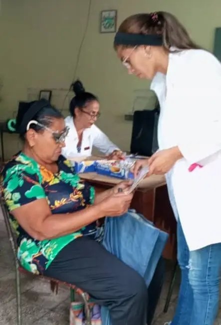 dpscamaguey1's tweet photo. En el municipio de Vertientes se realizaron jornadas médicas en las que se brindaron servicios de salud a la población .Especialista de Prosalud intercambiaron con temas de prevención sobre la importancia de la realización del autofocal familiar y laboral.

 #CubaPorLaVida https://t.co/2x5WmzyEup